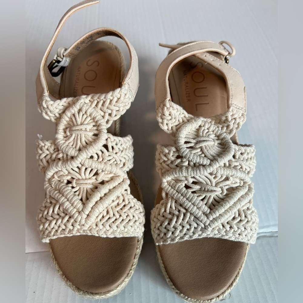 New cream colored knit wedge Naturalizer soul size 6w shoes